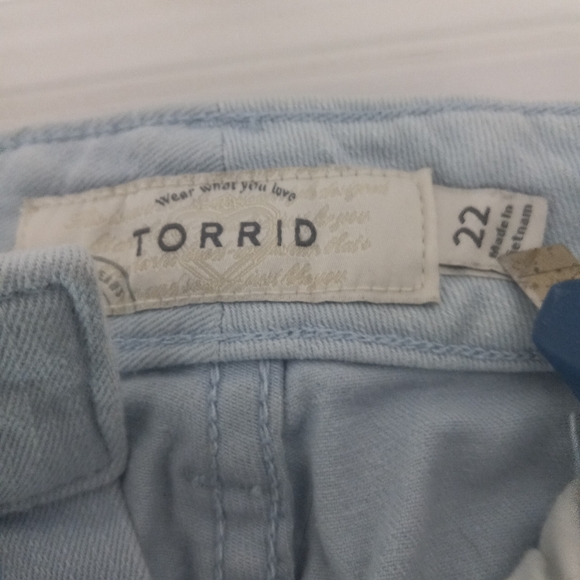 Torrid Light Wash Denim Shorts (22) - Picture 2 of 3